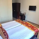 Hotel Sun-house - Parkingfree Limited Spaces- Prag