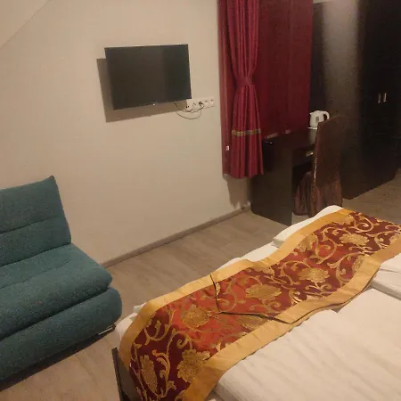 Sun-house Pension&restaurant -parkingfree- 3* Prague