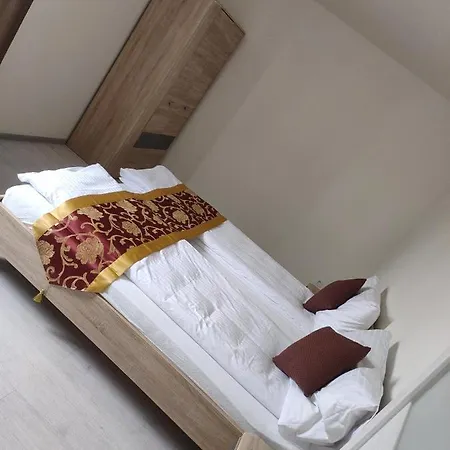Sun-house Pension&restaurant -parkingfree- Prague