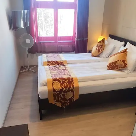 Sun-house Pension&restaurant -parkingfree- Prague