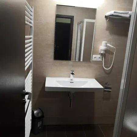 Sun-house Pension&restaurant -parkingfree- Prague